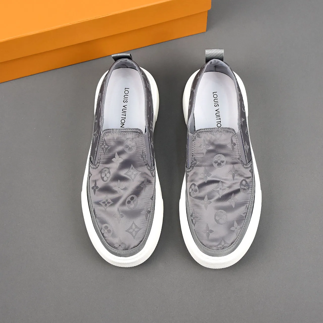 PP400❣️❣️❣️LV breathable cloth shoes, the upper is made of comfortable and breathable fabric, and the ultra-light rubber foam outsole. Men's size 39-44.